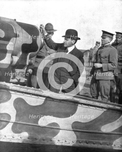 'M. Baker en France; Le ministre de la Guerre Americain manoeuvre la Culasse d'une Piece..., 1917. Creator: Unknown.