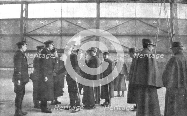 ''Ceux de l'air et ceux de la route; Un raid Anglais sur Friedrichshafe..., 1914. Creator: Unknown.