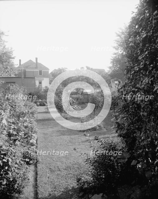 Garden at 124 E. Euclid Avenue, Detroit, Mich., between 1905 and 1915. Creator: Unknown.