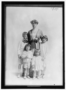 Unidentified Family, between 1916 and 1918. Creator: Harris & Ewing.