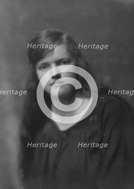 McMahon, Miss, portrait photograph, 1917 June 11. Creator: Arnold Genthe.