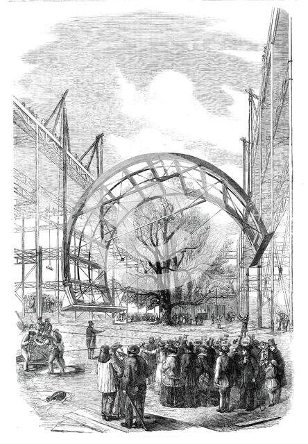 The Great Exhibition Building in Hyde Park - Raising the Ribs of the Transept Roof, 1850. Creator: Unknown.