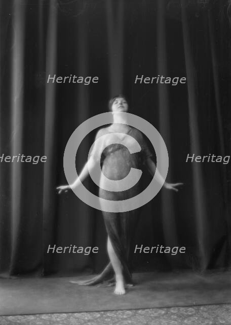 Beyer, Hilda, Miss, 1915 May 16. Creator: Arnold Genthe.