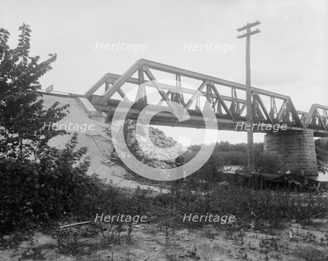 Steel bridge over Illinois River at Pearl, Ill., 1901 Oct 11. Creator: Unknown.