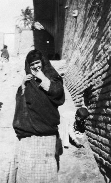Arab woman, Iraq, 1917-1919. Artist: Unknown