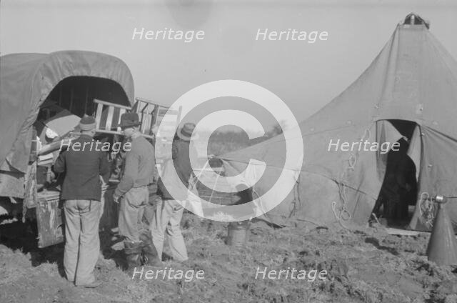 Unloading the household goods of a family who is being..., Forrest City, Arkansas, 1937. Creator: Walker Evans.