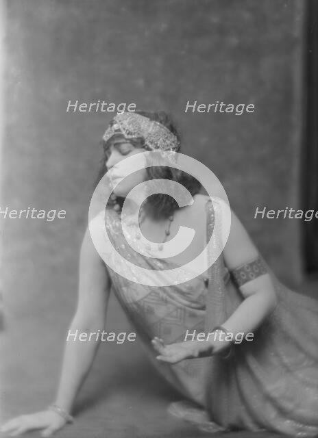 Tuazsky, Mrs., portrait photograph, 1916 Mar. Creator: Arnold Genthe.