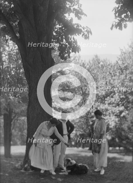 Leslie, Margeurite, and friends, standing under a tree, 1917 Aug. 18. Creator: Arnold Genthe.
