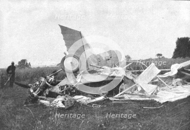 ''Un heros de l'aviation Britannique; le Lieutenant Warneford; les debris de l'appareil avec...1915. Creator: Unknown.