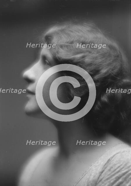 Dore´, M., Miss, portrait photograph, 1913 Mar. 27. Creator: Arnold Genthe.