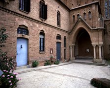 Valldonzella Convent 1913-1919, detail of the entrance door to the convent.