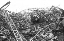 'Un Zeppelin abattu a Revigny; Les restes de la carcasse du dirigeable allemand L. Z.-77, abattu le  Creator: Unknown.