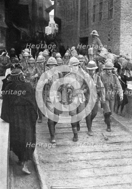 British troops on the way to Baghdad, First World War, 1917, (c1920). Artist: Unknown