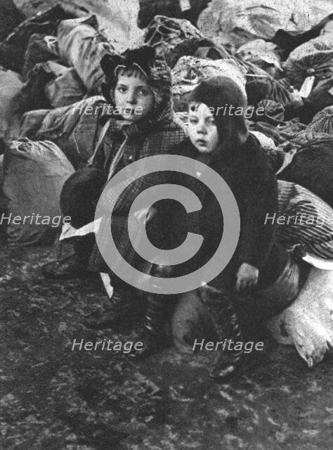 'Les rapatries du Nord de la France a annemasse (Haute-Savoie); Deux petits enfants..., 1916. Creator: Unknown.