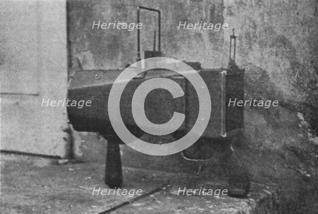 'Pistolet telephotographique des Aviateurs allemands; Cote gauche de l'appareil', 1916. Creator: Unknown.