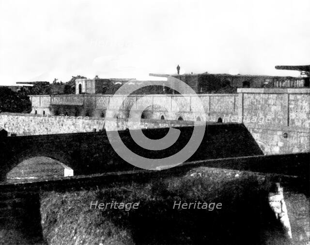 The Chinese Question: battery on the Island of Liu-Kung-Tau,...harbour of Wei-Hai-Wei, 1898. Creator: Unknown.