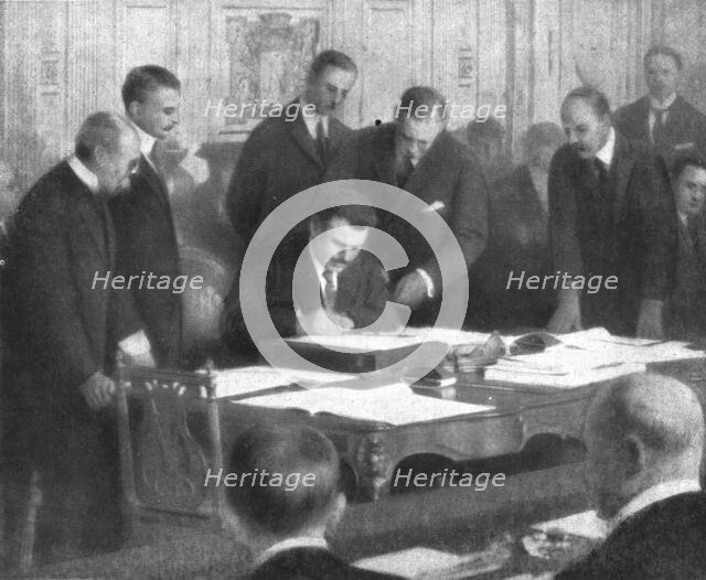 'Le retour a la paix; M Stamboulinsky, plenipotentiaire du royaume de Bulgarie, signant..., 1919. Creator: Henri Manuel.