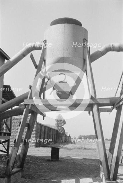 Cotton gin, Vicinity of Moundville, Alabama, 1936. Creator: Walker Evans.
