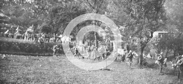 'Sur le front Italien; Renforts italiens diriges sur les lignes avancees du Val..., 1916 (1924) Creator: Unknown.