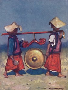 'Shan Retainers carrying Brass Gong', 1903. Artist: Mortimer L Menpes.