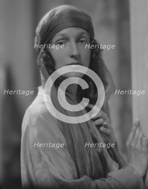 Phipps, Paul, Mrs., portrait photograph, 1914 Apr. or May. Creator: Arnold Genthe.