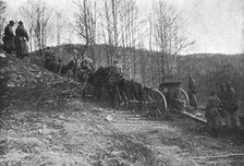 'Sur le front Roumain; batterie d'artillerie roumaine dans un chemin de montagne', 1916. Creator: Unknown.