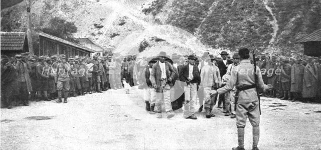 'La Roumanie Envahie; Dans la vallee de l'Oltu: prisonniers autrichiens et paysans saxons de transyl Creator: Unknown.