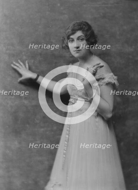 Melville, Mrs., portrait photograph, 1916. Creator: Arnold Genthe.