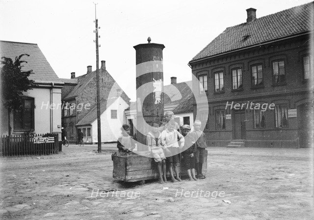 Five boys and one little girl by the old city pump, Landskrona, Sweden, 1905. Artist: Unknown
