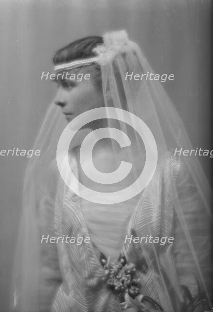 Potter, E.A., Mrs., portrait photograph, 1915 Apr. 5. Creator: Arnold Genthe.