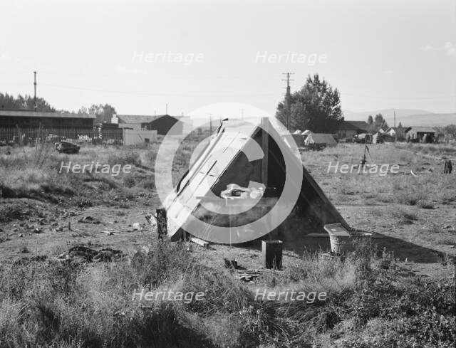 One of the forty potato camps in open field..., Malin, Klamath County, Oregon, 1939. Creator: Dorothea Lange.