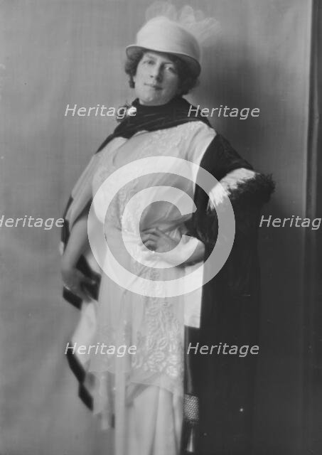 Miss Katherine Locke, portrait photograph, 1918 June 19. Creator: Arnold Genthe.