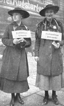 'La Nouvelle Europe; les elections Allemandes; deux jeunes distributrices de bulletins..., 1919. Creator: Unknown.
