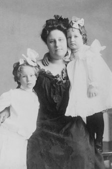 Mrs. Crabbe with two girls, between c1890 and 1910. Creator: Frances Benjamin Johnston.