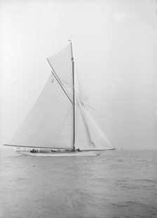 The 40-rater cutter 'Carina' sailing close-hauled, 1913. Creator: Kirk & Sons of Cowes.