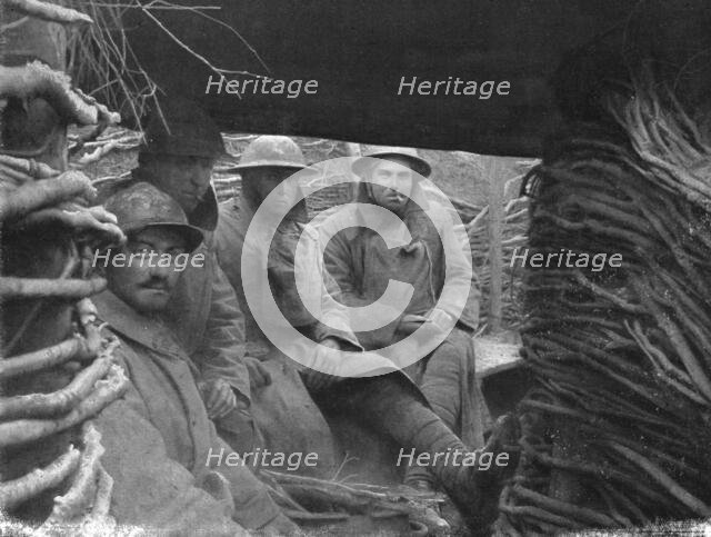 'Les Americains en Ligne; L'apprentissage de la vie de tranchee au contact des vieilles..., 1917. Creator: Unknown.