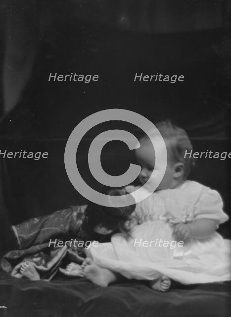 Miller, Harry Irving, Mrs., baby of, portrait photograph, 1913 or 1914. Creator: Arnold Genthe.