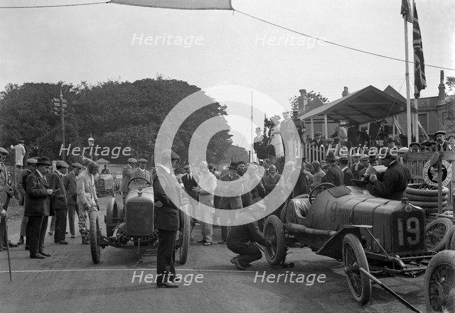 Minerva and Straker-Squire cars at the RAC Isle of Man TT race, 10 June 1914. Artist: Bill Brunell.