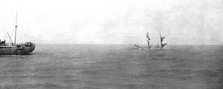 'Quelques drames sur mer; le 20 decembre 1916, le voilier francais `Nantes` s'enforce par l'avant. A Creator: Unknown.