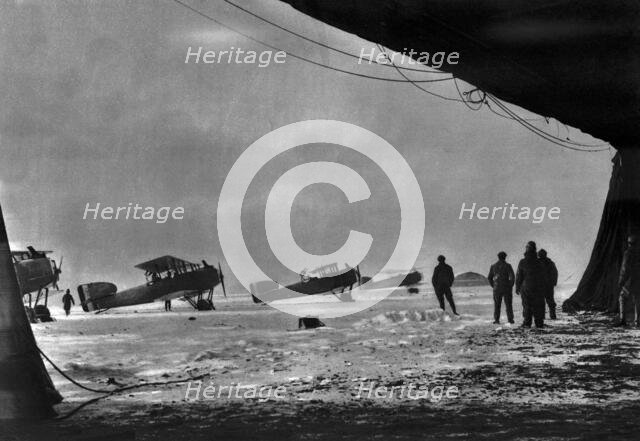 ''Sur le Terrain d'une Escadrille en Hiver; depart d'avions Breguet pour une reconnaissance..., 1916 Creator: Unknown.