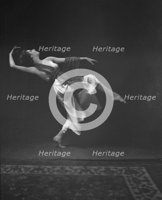 Moore, Dulcie, Miss, between 1916 and 1918. Creator: Arnold Genthe.