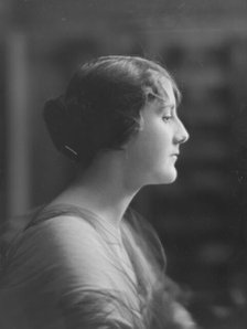 Liebert, L., Miss, portrait photograph, between 1916 and 1927. Creator: Arnold Genthe.