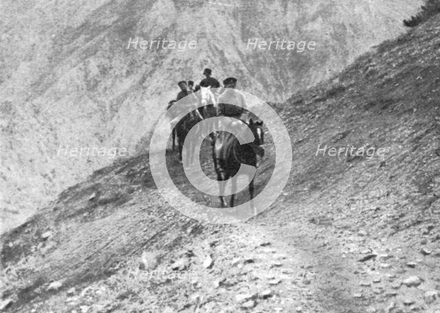 ''Le front russe d'asie; Cavaliers en reconnaiccance dans les montagnes du Kop-Dagh', 1916. Creator: Unknown.
