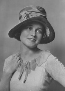 Mrs. G. Webster, portrait photograph, 1918 July or Aug. Creator: Arnold Genthe.