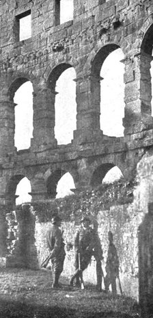 'Du Bosphore a L'Adriatique; Factionnaires italiens de garde a l'amphitheatre romain de Pola', 1918. Creator: Unknown.