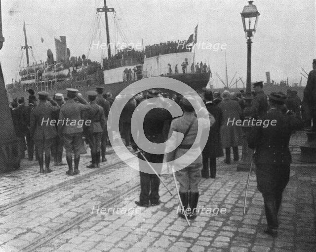 'Les premiers soldats Russes en France; le premier navire charge des troupes du general..., 1916. Creator: Jean Clair-Guyot.