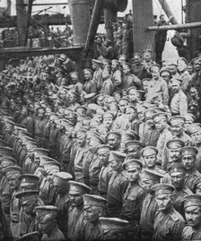 'L'arrivee a Marseille des premiers contingents Russes; sur le pont du deuxieme..., 1916. Creator: Unknown.