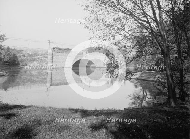 Elmwood Avenue bridge, Buffalo, N.Y., between 1900 and 1915. Creator: Unknown.