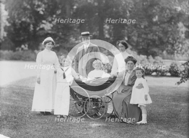 Family portrait, Apsley Paddox, Woodstock Road, Oxford, Oxfordshire, 1913. Creator: Henry Taunt.