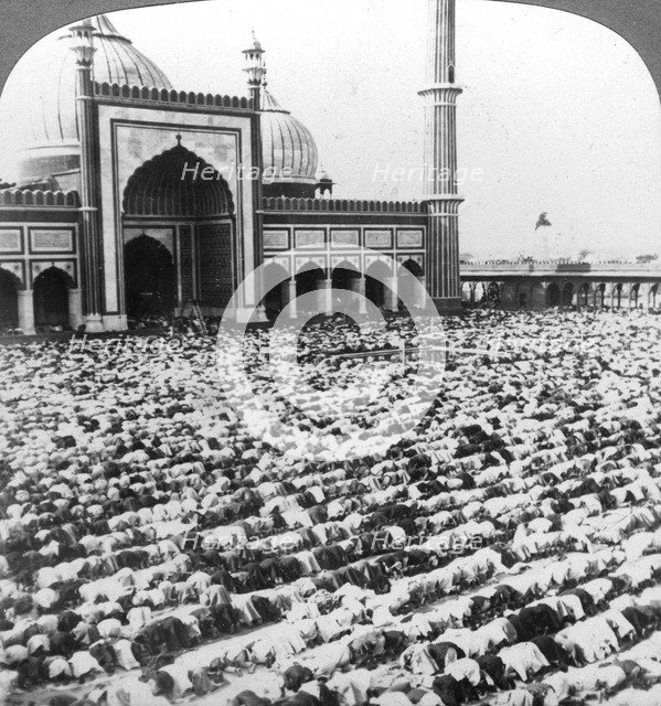 Praying at Jumma Musjid, Delhi, India, 1904.Artist: Underwood & Underwood